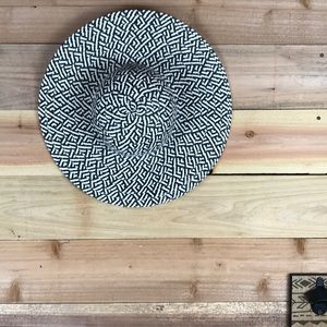 Black and white sun hat. Medium brim.